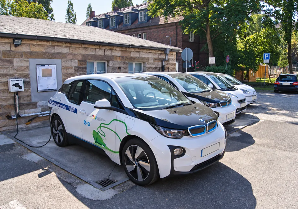 Elektroautos an einer Ladestation auf dem Campus der TU Dresden